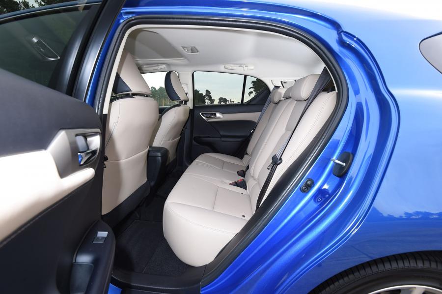 Интерьер Lexus CT200h 2017 года  (UK) (фото 9 из 38)